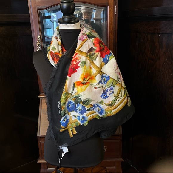 Dolce & Gabbana NWT Modal & Cashmere Blend Floral Lattice Fringed 52”x 77” Wrap. - Picture 12 of 16